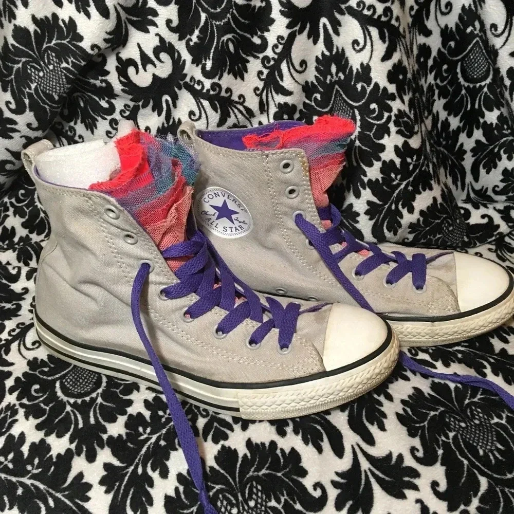 Converse adorable juniors size 5 sneaker
